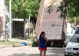 Jujuy: camión se llevó puesto el tejido eléctrico y derribó la pared de una vivienda