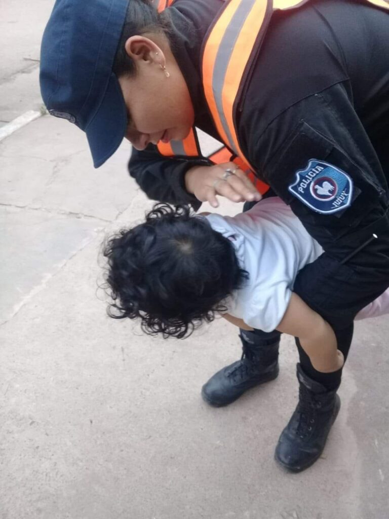 Jujuy: policías asistieron y salvaron a un niño que se broncoaspiró
